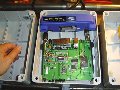 Detalle de un Linksys WRT54G sin caja dentro de una caja estanca.